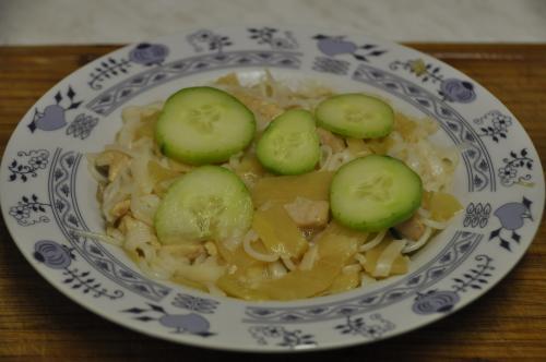 Jak uvařit rýžové nudle s kuřecím masem a bambusem? Snadné recept, připravený za 30 - 45 minut